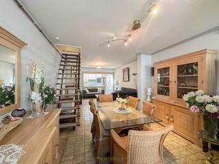 Aangename gezinswoning MET ZONNIGE STADSTUIN IN EEN RUSTIGE STRAAT aan de stadsrand van Ronse. De woning werd steeds perfect onderhouden en ademt...