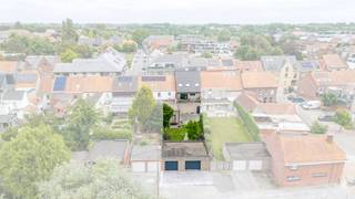 EPC Handelspand: Unieke code: 20260224-0003810386-KNR-1, label B
In het centrum van Kortemark bevindt zich dit uitstekend onderhouden eigendom die een comfortabele woning combineert met een ruime handelsruimte. Dankzij de centrale ligging en de uitstekende zichtbaarheid biedt dit pand een unieke opportuniteit voor mensen die wonen en werken op één locatie willen combineren.
Via de inkomhal met gastentoilet betreedt u de ruime en lichtrijke leefruimte, waar de vele raampartijen zorgen voor een aangenaam lichtinval. Aansluitend bevindt zich de volledig geïnstalleerde keuken met rechtstreekse toegang tot het terras. Op dit verdiep bevinden zich bovendien een praktische douchekamer, wasplaats en aparte bergruimte.
Boven zijn er twee bijzonder ruime slaapkamers aanwezig, waarvan één eenvoudig kan worden opgesplitst om een extra slaapkamer te creëren. Verder beschikt deze verdieping over een verzorgde badkamer uitgerust met een ligbad, dubbele lavabo en toilet, evenals een bijkomende bergruimte. Via een schuiftrap bereikt u de geïsoleerde bergzolder die extra opslagmogelijkheden biedt.
De handelsruimte, met een oppervlakte van ongeveer 100 m², is bereikbaar via de voorzijde van het pand en via een aparte toegang vanuit de woning. Met deze oppervlakte kan de ruimte volledig naar eigen wens worden ingericht voor uiteenlopende commerciële activiteiten. De grote etalage in combinatie met de centrale ligging zorgt voor een uitstekende visibiliteit en commerciële uitstraling. Achter de handelsruimte bevindt zich nog een praktische stockageruimte met keuken, waarvan het dak recent werd vernieuwd.
Buiten geniet u van een aangename tuin waar u in alle rust kunt ontspannen. Achteraan bevinden zich twee ruime garages met sectionaalpoorten, bereikbaar via een praktische achteruitweg, wat zorgt voor extra comfort en toegankelijkheid.
Ook op vlak van comfort, energiezuinigheid en veiligheid heeft deze eigendom heel wat te bieden. De handelsruimte is uitgerust met inbraakveilig glas en een inbraakveilige deur, terwijl het volledige gebouw beveiligd wordt door een alarmsysteem. Overal in het pand uitstekende wifi-ontvangst via een meshsysteem. Daarnaast werd de verwarmingsketel recent vernieuwd, is het pand asbestvrij en beschikt het over een gunstig EPC-label B.
Mis deze kans niet en neem snel contact op met Hyboma.
