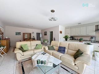 <p>Dit zeer ruime en <strong>lichtrijke appartement</strong>, gelegen aan de Pierstraat 352 in Aartselaar (op de grens met Schelle en Niel), biedt een uitstekende combinatie van comfort, ligging en energiezuinigheid.<br /><br />Het appartement bevindt zich op de <strong>eerste verdieping van een kleinschalig gebouw</strong> zonder lift en is vlot bereikbaar via een gemakkelijke trap. De grote raampartijen, waaronder een brede schuifraam vooraan die uitgeeft op het balkon aansluitend aan de leefruimte, zorgen voor een overvloed aan natuurlijk licht.<br /><br />De indeling omvat een <strong>ruime leefruimte met open keuken</strong>, <strong>drie volwaardige slaapkamers</strong>, <strong>twee praktische bergingen </strong>en een ingemaakte vestiairekast in de inkomhal. Verder is er een afzonderlijk toilet aanwezig. De glazen deur naar de inkomhal en een tweede glazen deur naar de nachthal zorgen voor extra lichtinval en een open, ruimtelijk gevoel.<br /><br />Achteraan bevindt zich een ruim<strong> terras over de volledige breedte </strong>van het appartement, toegankelijk vanuit alle kamers — een absolute troef voor wie graag geniet van buitenruimte in alle rust.<br /><br />De badkamer werd volledig vernieuwd en is stijlvol ingericht met een ruime inloopdouche. Bovendien beschikt het appartement over een <strong>uitstekende EPC-score A</strong>, wat garant staat voor energiezuinig wonen. De <strong>elektriciteit is volledig conform</strong>.<br /><br />Een <strong>private garagebox</strong> is inbegrepen in de prijs, wat een belangrijke meerwaarde vormt gezien de centrale ligging.<br /><br />Momenteel is het appartement verhuurd met een huuropbrengst van €1.175 per maand. De huurders kunnen worden overgenomen, wat dit pand bijzonder interessant maakt als investering. Indien er geen interesse is in het overnemen van het huurcontract, zal het appartement leeg worden opgeleverd bij akte.<br /><br />Kortom, een instapklaar en bijzonder ruim appartement met veel licht, buitenruimte en flexibiliteit — ideaal voor zowel eigen bewoning als investering.</p>