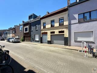 Deze TE RENOVEREN BEL-ETAGE (6,5m gevelbreedte) MET PRACHTIGE STADSTUIN is ingeplant vlakbij het levendige dorpsplein van Ledeberg (tal van winkels en handelszaken in de onmiddellijke omgeving) én beschikt over een uitstekende verbinding naar de R4/E17/E40, alsook is er vlotte bereikbaarheid naar Stad Gent (via fiets, bus of tram). Het gelijkvloers (135m²) omvat: aparte inkom met traphal (20m² - incl. berging onder trap), ruime garage met washoek (30m²) en een zalig relax-terras (20m²) grenzend aan de westgerichte, pittoreske stadstuin in L-vorm (65m²)! Op het 1ste verdiep (50m²) bevindt zich de traphal met overloop (3m²), sfeervolle leefruimte (30m²) met open keuken (12m²) en aangrenzend de ingerichte badkamer (5m²)! Het 2de verdiep (40m²) omvat de traphal (3m²), 2 afzonderlijke slaapkamers (20m² / 12m²) en een berging (5m²)! Tevens is er mogelijkheid tot het creëren van een mezzanine onder de nok van het dak! TROEVEN: enorm potentieel, logische indeling, reeds hoogrendementsglas in PVC en aardgas aanwezig (gaskachels) alsook vernieuwde meterkast en (digitale) tellers EGW! VRIJ BIJ AKTE - EPC: 433 kWh/m² (label E)! Mits enige opfris-, en renovatiewerken maakt U van dit huis een échte THUIS! Kortom, dé ideale doe-het-zelf woning voor zowel starters, jonge gezinnen als investeerders, dewelke houden van een (verbouw) uitdaging &amp; zin hebben in een tof renovatieproject! Bezoek ENKEL na afspraak met IMMOBOSS – 0495/265 333!