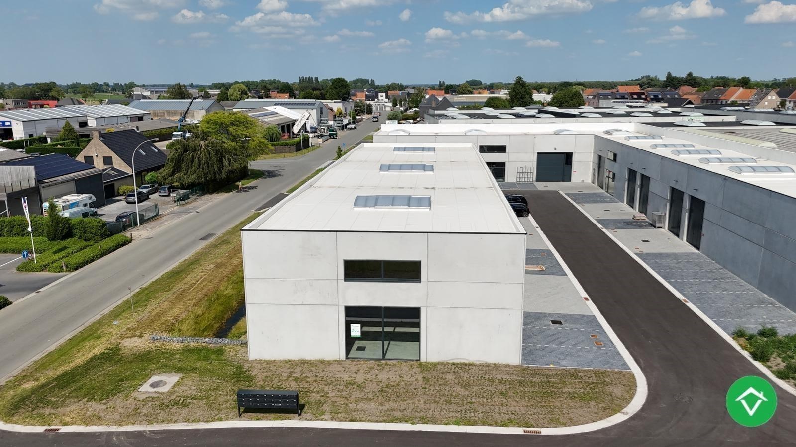 Loods te koop – 225 m² met 3 parkeerplaatsen inbegrepen op de industriezone te Ichtegem - foto 4