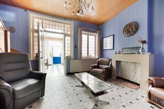 Deze goedgelegen woning heeft een omheinde tuin en een ruime weide (totaal 1600 m²) met prachtig uitzicht. <br /><br />Indeling: kelderverdieping: voorraadkelder; gelijkvloers: ruime woonkamer (45 m²), keuken, berging, badkamer, veranda; verdieping: 2 slaapkamers en doorloopkamer; dakverdieping: zolderruimte.<br /><br />De woning heeft geen renovatieverplichting, maar dient aangepast te worden aan de hedendaagse woonverwachtingen. <br /><br />Elektriciteit is niet conform, recente verwarmingsketel (condensatieketel, aardgas), niet-asbestveilig. <br /><br />Contacteer Roeland voor een bezoek op 0476/34 27 69 of via roeland@woonkantoor.be