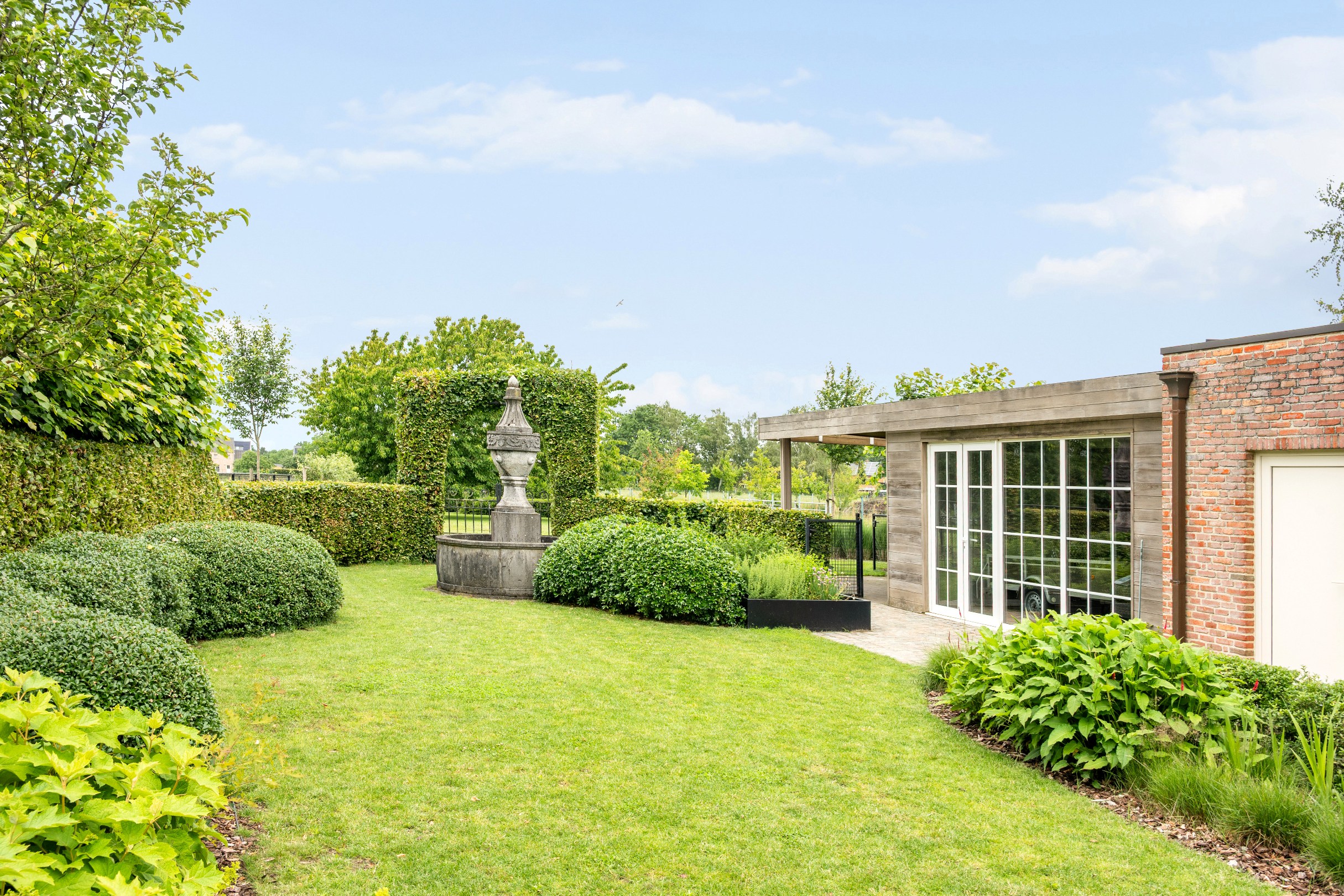 Beautiful villa, 4 bedrooms, on a spacious plot of 1,649m² - photo 2