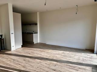<p><span>Ruim en volledig nieuw duplexappartement in centrum Oudenaarde.</span></p><p><span> </span></p><p><span>INDELING</span></p><p><span>Op de benedenverdieping van het appartement is er plaats om fietsen te stallen.</span></p><p><span>Op de eerste verdieping heb je een ruime living met open keuken die voorzien is van alle comfort, een toilet en een berging.</span></p><p><span>Verder op de tweede verdieping heb je 2 slaapkamers, een berging en een badkamer met toilet en douche</span></p><p><span>Het appartement heeft een ruime terras waar het rustig vertoeven is.</span></p><p><span> </span></p><p><span>TECHNISCH</span></p><p><span>Het appartement heeft een gunstig epc B label.</span></p><p><span>Het appartement is volledig geschilderd.</span></p><p><span> </span></p><p><span>LIGGING</span></p><p><span>Het appartement is gelegen in het centrum van Oudenaarde, winkels zijn op wandelafstand.</span></p><p><span> </span></p><p><span>Vraag uw bezoek vandaag nog aan via het contactformulier op onze site immodhondt.be</span></p>