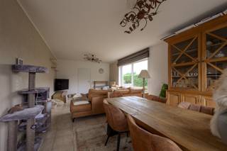 Deze rustig gelegen gezinswoning te Evergem betreft halfopen bebouwing. Toplocatie in alle rust maar toch dichtbij winkels, scholen en faciliteiten. <br /><br />Op het gelijkvloers vindt u een inkomhal met gastentoilet, bureelruimte (met trap), ruime lichtrijke woonkamer , keuken met praktische voorraadberging, aansluitend eetkamer met toegang tot terras en tuin. Vooraan de woning vindt u een inpandige garage . Op de 1° verdieping vindt u 3 ruime slaapkamers en badkamer. Buiten is een mooi aangelegde voor- en achtertuin voorzien, alsook een inpandige garage en 2 privé parkeerplaatsen. <br /><br />Interesse om een bezoek te brengen aan deze gezinswoning? Bel ons via 0477/34.54.38 / 0472/98.16.29 of stuur gerust een mailtje naar immovercruysse.verkoop@gmail.com