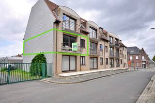 Situé au cœur d'Avelgem, cet appartement rénové bénéficie d'un emplacement de choix. Les commerces, les restaurants, les écoles et les transports en commun sont accessibles à pied, ce qui garantit un cadre de vie confortable et pratique.<br /><br />Agencement : le hall d'entrée, doté de toilettes séparées pour les invités, donne accès au salon et à la salle à manger lumineux. À côté se trouve la cuisine moderne et rénovée, équipée de tous les appareils nécessaires, ainsi qu'un débarras pratique. L'appartement dispose également d'un agréable balcon où vous pourrez profiter d'un moment de tranquillité.<br /><br />Il y a également une chambre spacieuse et une salle de bains récemment rénovée avec lavabo, douche à l'italienne et placards intégrés. Ces placards offrent la possibilité d'y installer une machine à laver.<br /><br />Supplément : lors de la vente, le mobilier présent peut être inclus, vous laissant, en tant qu'acheteur, la liberté de le reprendre ou non sans supplément de prix.<br /><br />De plus, l'appartement dispose de certificats favorables, avec un label EPC C et un certificat de conformité électrique.<br /><br />Plus d'informations ? Contactez Els Callewaert au 0478 61 64 34 ou à l'adresse els@immoroman.be<br />