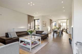 <p><span>Instapklare, </span><span>hoogwaardig afgewerkte woning</span><span> met </span><span>zwembad, poolhouse en multifunctioneel bijgebouw</span><span>, gelegen in een rustige en groene omgeving.</span></p><p><span>U wordt verwelkomd in een verzorgde inkomhal met ingemaakte vestiaire en een strakke, doorlopende tegelvloer die meteen de kwaliteitsvolle afwerking doorheen de woning benadrukt. Vooraan bevindt zich een </span><span>afzonderlijk bureau met maatkasten</span><span>, ideaal voor thuiswerk of een zelfstandige activiteit.</span></p><p><span>De leefruimte is </span><span>ruim, lichtrijk en perfect georiënteerd</span><span> met grote raampartijen en een schuifraam dat uitgeeft op terras en tuin. De gezellige haardcassette zorgt voor extra sfeer en comfort. Aansluitend vindt u de </span><span>moderne, volledig uitgeruste keuken met eiland</span><span>, voorzien van kwalitatieve toestellen, veel bergruimte en een directe connectie met de eetplaats en het buitenleven.</span></p><p><span>Op de verdieping beschikt de woning over </span><span>drie volwaardige slaapkamers</span><span> en een extra open ruimte die perfect kan dienen als </span><span>vierde slaapkamer, bureau of ontspanningsruimte</span><span>. De badkamer is compleet ingericht met </span><span>inloopdouche, ligbad en dubbele lavabo</span><span>. Daarnaast is er een apart toilet en extra bergruimte op de geïsoleerde zolder.</span></p><p><span>Technisch is deze woning volledig mee:<br /></span><span>zonnepanelen met batterij</span><span>, gunstig EPC, conforme elektriciteit, centrale verwarming op gas, alarmsysteem en waterverzachter.</span></p><p><span>Buiten wordt het plaatje compleet: een </span><span>onderhoudsvriendelijke tuin</span><span>, meerdere terrassen en een </span><span>prachtig zwembad met poolhouse </span><span> voorzien van keuken, airco en eigen sanitair (douche en toilet). Het </span><span>ruime bijgebouw (122m²)</span><span> met aparte techniekenruimte en kelder biedt tal van mogelijkheden: </span><span>praktijkruimte, fitness, atelier of hobbyruimte</span><span>.</span></p><p><span>Een </span><span>instapklare totaalwoning</span><span> waar comfort, ruimte en veelzijdigheid centraal staan ideaal voor wie wonen en werken wil combineren of gewoon op zoek is naar dat tikkeltje extra.</span></p>