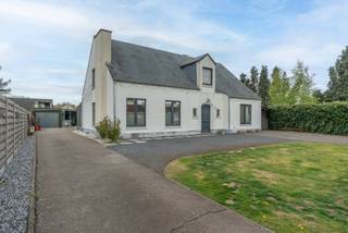 <strong><span>Ruime woning op gunstig gelegen perceel van 922 m²</span><br />EPC C label I 4 slpks I 2 badkamers<br /><br />Gunstig gelegen</strong> op een rustige ligging op wandelafstand van het centrum. Met een vlotte bereikbaarheid naar omliggende gemeenten.<br /><br />Deze <strong>ruime woning</strong> bestaat uit een royale inkomhal met vestiaire ruimte. Een dubbele deur geeft uit op de grote en lichte leefruimte door de verschillende lichtpartijen op een mooie natuurstenen vloer. Aansluitend hieraan een aparte keuken dewelke werd uitgerust met een ceramisch vuur, dampkap, vaatwasser en traditionele oven.<br /><br />Achteraan de woning een aparte achterinkom dewelke uitgeeft op de douchekamer beneden, een grote berging/wasruimte en een grote slaapkamer op het gelijkvloers. De aangebouwde veranda is een fijne extra troef voor deze woning. <br /><br />De trap leidt ons naar drie grote slaapkamers op parketvloer op de eerste verdieping alsook naar de tweede badkamer die is ingericht met een groot bad, toilet en wastafel en geniet van natuurlijk licht. Alle 4 de slaapkamers zijn royaal genoeg voor het plaatsen van een dubbel bed en kast en de hoofdslaapkamer is voorzien van ingemaakte kasten en een airco.<br /><br />Doordat de woning ook op het gelijkvloers over een grote slaapkamer en badkamer beschikt is zij ook uitstekend geschikt als doorgroeiwoning. <br /><br />De tuin is volledig afgemaakt en werd ingericht met een opzetzwembad, voorzien van een lounge ruimte en "man cave". Verder een grote carport, extra bergplaats en hondenhok. In 2018 werd de tuin en het zwembad vernieuwd.<br /><br />Heel wat plaats voor het stallen van wagens en opslagmogelijkheden voor een zelfstandige of ideaal als atelier of hobbyruimte.<br /><br />Zeer ruime woning met heel wat mogelijkheden.<br />