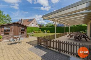EERSTE BEZOEKDAG ZATERDAG 13/06 VAN 10u TOT 14u (enkel op afspraak)<br /><br />DE PINTE - Deze schitterende OB bevindt zich in het rustige De Pinte, op een goede locatie dicht tegen station, openbaar vervoer, centrum met winkels en diensten en in de nabijheid van invalswegen richting Gent en Oudenaarde en oprit -en afrittencomplex E17.<br /><br />De woning dateert van 1999 en is steeds minutieus onderhouden geweest, het betreft een houtskeletbouw van hoge kwaliteit.<br />Het huis is instapklaar en volledig in orde, ook qua energetische normen (EPC 206 - C).<br />De indeling is als volgt: inkomhal met gastentoilet, doorgang naar de grote woonkamer en salon vanuit de woonkamer kan u de keuken betreden ( volledig ingerichte keuken), vervolgens kan u naar het overdekte terras in de tuin, of naar de inpandige garage en bergplaats.<br />Op de verdieping hebben we de nachthal met toegang tot grote badkamer met 2de toilet, en 3 slaapkamers. Er is ook een zolder aanwezig ( stockage).<br />Deze woning heeft ook een mooie voortuin met oprit voor 2 wagens en elektrische toegangspoort voor de garage. De zonnige achtertuin bevat een groot overdekt terras en een mooie tuinzone met tuinberging.<br /><br />Bent u op zoek naar een instapklare OB op een goede locatie in De Pinte, aarzel dan niet om een afspraak te maken via 053/60.65.60 .<br /><br />De vermelde prijs is een richtprijs. Na ontvangst van de biedingen zal de verkoper beslissen of hij/zij de eigendom verkoopt aan het beste bod. De richtprijs is aldus niet bindend voor de verkoper. Voor meer info kunt u ons contacteren of het reglement raadplegen op onze website.
