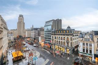 <p><span>For the shop aholics between us: Meir shopping street</span></p><p><span> </span></p><p><span>Stijlvol appartement met een zee van licht en ruimte | in statig en modern gebouw | OP DE MEIR | Antwerpen stad!</span></p><p><span>Ruime woon,-en leefruimten, ingerichte keuken, 2 slaapkamers, 2 badkamers.</span></p><p><span> </span></p><p><span>Indeling:</span></p><p><span>Toegang via veiligheidsdeur : Vooraan het appartement treft men de riante woon,-en leefruimte voorzien van open ingerichte keuken met eiland, uitgerust met ingebouwde toestellen, eethoek en living.</span></p><p><span>De keuken is HYPER geïnstalleerd (WHIRLPOOL) : oven, Amerikaanse frigo met aparte vriezer, vaatwasser, kookplaten, dampkap en tal van ingemaakte kasten.</span></p><p><span>Achteraan het appartement treft men 2 slaapkamers en 2 volledig ingerichte douchekamers met telkens een toilet.</span></p><p><span> </span></p><p><span>Kosten:</span></p><p><span>PK: ca. 150 €/maand : AIRCO unit (warm/koud), onderhoud en verbruik gemene delen, beheerkosten, blokpolis.</span></p><p><span>Elektriciteit individueel te betalen voor het licht en het water. </span></p><p><span> </span></p><p><span>Bijzonderheden:</span></p><p><span>- A-locatie </span></p><p><span>- instapklaar</span></p><p><span>- karakter, licht en ruimte </span></p><p><span>- gunstige EPC score </span></p><p><span>- videofonie</span></p><p><span>- dubbele beglazing</span></p><p><span>- veiligheidsdeur</span></p><p><span>- elegant, goed onderhouden gebouw</span></p><p><span> </span></p><p><span>Geniet van de omgeving: architectuur, luxe en praktische winkels en bezienswaardigheden in deze mooie stads-buurt aan de Meir.</span></p><p><span>Winkels en openbaar vervoer voor de deur.</span></p><p><span> </span></p><p><span>Onmiddellijk beschikbaar</span></p><p><span> </span></p><p><span> </span></p>