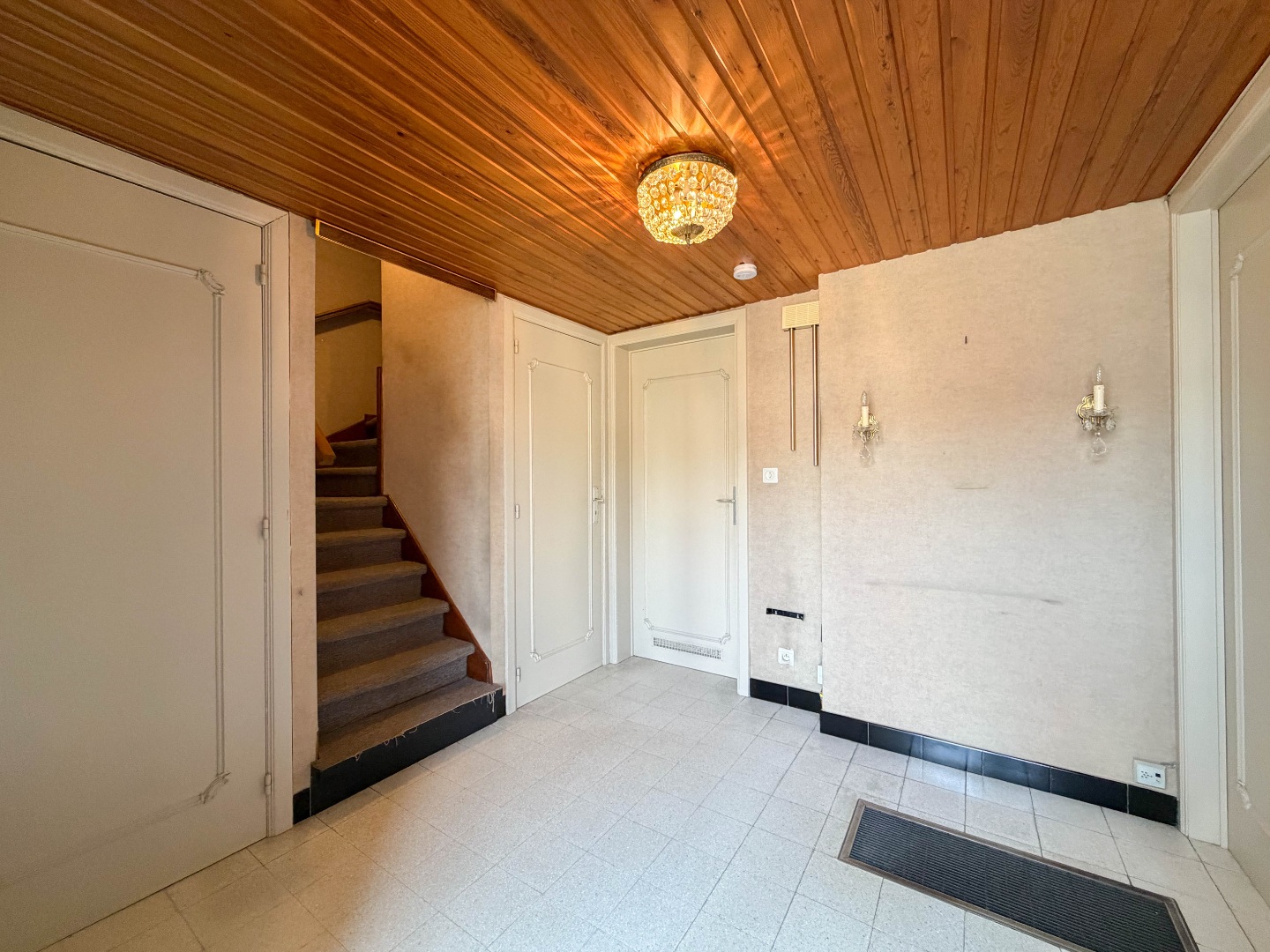 Te koop, Lichtrijke halfopen bebouwing met zonnige tuin en 2 garages te Waregem! - foto 4