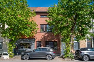 BEZOEKDAGEN VOLZET<br /><br />Deze woning, gelegen in de Vlasgaardstraat 4 te Gent, bevindt zich in een rustige straat op een boogscheut van het stadscentrum. Bovendien ligt het Groenevalleipark op wandelafstand, wat zorgt voor een aangename en groene omgeving. De woning is daarnaast vlot bereikbaar, zowel met het openbaar vervoer als met de auto.<br /><br />Via de inkomhal betreedt u de leefruimte, die aansluit op de keuken en de badkamer (voorzien van douche, lavabo en toilet). Vanuit de inkomhal heeft u eveneens toegang tot de kelder. Op de eerste verdieping bevinden zich twee slaapkamers. De bovenste verdieping beschikt over een bijkomende kamer en een extra ruimte waar een vierde slaapkamer met mezzanine kan worden ingericht.<br /><br />De woning is te renoveren, maar er geldt geen renovatieverplichting, wat extra flexibiliteit biedt. Dankzij de indeling en het volume biedt deze woning tal van mogelijkheden en is ze ideaal als starterswoning, voor studerende kinderen of als investering.<br /><br />De woning is momenteel verhuurd aan €735 per maand.<br /><br />Is dit iets voor u? Plan uw afspraak op onze website vlasgaardstraat4.rosseel.be.<br /><br />Indien meerdere keren de vraagprijs wordt geboden, behoudt de eigenaar zich het recht om eventueel onder gesloten enveloppe te laten bieden door degenen die de vraagprijs boden.