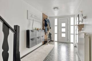 <p><span>Op zoek naar een instapklare gezinswoning met een uitstekende energieprestatie, een praktische indeling en voldoende ruimte? Dan is deze volledig gerenoveerde bel-etagewoning aan de Leo Baekelandstraat 73 in Ekeren zeker een bezoek waard!</span></p><p><span>De woning werd in 2018 grondig gerenoveerd en biedt een bewoonbare oppervlakte van 131 m² op een perceel van 199 m². Dankzij de drie slaapkamers, ruime garage, polyvalente ruimtes en aangename tuin is dit de ideale thuis voor wie comfortabel wil wonen.</span></p><p><span>Indeling</span></p><p><span>Gelijkvloers:</span><span> Via de inkomhal met ingebouwde vestiaire bereik je de ruime garage, met plaats voor een wagen en motor. Daarnaast bevinden zich hier een praktische wasruimte en twee polyvalente ruimtes die perfect kunnen dienen als bureau, hobbyruimte of extra bergruimte. Achteraan geniet je van een aangename tuin.</span></p><p><span>Eerste verdieping:</span><span> De lichtrijke leefruimte biedt voldoende plaats voor een gezellige zithoek en eetgedeelte. Aansluitend bevindt zich de halfopen, volledig uitgeruste keuken met Whirlpool-toestellen. Via het grote schuifraam heb je toegang tot het balkon. Verder beschikt deze verdieping over een apart gastentoilet en een handige berging.</span></p><p><span>Tweede verdieping:</span><span> Hier bevinden zich drie volwaardige slaapkamers en een badkamer, uitgerust met een ligbad, douche en toilet.</span></p><p><span>Extra troeven</span></p><ul><li><span>Energiezuinig met EPC-label B (134 kWh/m²/jaar)</span></li><li><span>14 zonnepanelen</span></li><li><span>Volledig gerenoveerd in 2018</span></li><li><span>Dakisolatie vernieuwd in 2021</span></li><li><span>Conforme elektrische installatie</span></li><li><span>Asbestattest zonder vastgestelde asbest</span></li><li><span>Garage en oprit met parkeermogelijkheid</span></li><li><span>Aangename tuin en balkon</span></li></ul><p><span> </span></p>