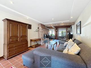 Degelijke en PERFECT ONDERHOUDEN woning met 3 s à 4 lpks, dressing, 2 garages, UITWEG achteraan en tuin met 2 LEUKE ZONNETERRASSEN te...
