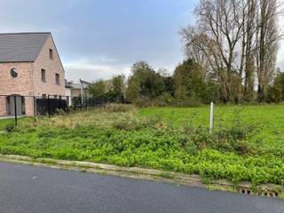 Deze bouwgrond in Ooigem (Wielsbeke) is heel gunstig gelegen. Je woont er in de buurt van winkels, scholen en openbaar vervoer. Bovendien geniet je van een vlotte verbinding met de belangrijke invalswegen. De grootte van de villapercelen en de ruime voorschriften bieden je tal van mogelijkheden. Hier bouwen wij jouw nieuwe, energiezuinige woning volledig op maat, tegen een vaste prijs. Contacteer ons en ontdek alle mogelijkheden.