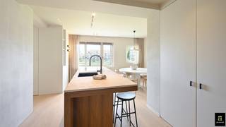 Luxueus gerenoveerd hoekappartement in de statige villaresidentie 'Lac Résidence' aan de overzijde van 'La Réserve'.De afwerking gebeurde met veel...