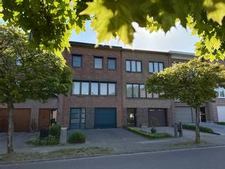 Op zoek naar een woning met veel potentieel, centraal gelegen tussen de A12 en E19 én op fietsafstand van het dorpscentrum?Deze instapklare beletage...