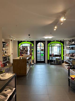 Handelspand/kantoorruimte van 193m² met stockage ruimte (kelder) van 30m².<br /><br />Achteraan een leuk zongericht terras (24m²) met tuin (45m²). <br /><br />Dit aantrekkelijke pand is gunstig gelegen in Oud-Turnhout. Momenteel ingericht als winkel, maar het biedt ook talloze mogelijkheden voor andere commerciële doeleinde. Het kan dienen als kantoorruimte, winkel of praktijkruimte. Veel parkeerplaatsen voor de deur!<br /><br />Bijzonderheden:<br />* centrale locatie<br />* net kantoor/winkelpand