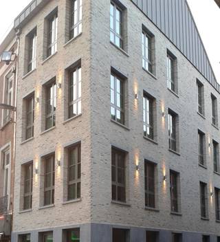 Prachtig, zeer licht en luxueus afgewerkt duplex appartement op de 3de en 4de verdieping van een nog recent gebouw, gelegen in het kloppend hart...