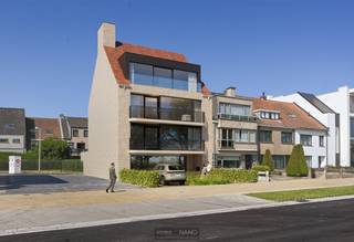 Residentie "62", een hedendaags en stijlvol nieuwbouwproject bestaande uit 3 prachtige appartementen met RUIME zonneterrassen en een kantoor op het gelijkvloers gelegen op wandelafstand van het CENTRUM van Knokke-Heist. De stijlvolle en elegante architectuur geven exact weer waar de Residentie "62" voor staat. Gelegen op wandelafstand van het bruisende centrum kan je genieten van de luxe en de zongerichte terrassen. Dit mooie appartement ( 85 m² ) is gelegen op de derde verdieping en omvat een ruime inkomhal, berging/wasplaats, schitterende leefruimte ( 9m! gevelbreedte ) met eet- en zithoek en een open keuken voorzien van alle nodige instrumenten, beiden uitgevend op een mooi terras vooraan. Nachthal uitgevend op de twee VOLWAARDIGE slaapkamers achteraan waarvan 1 met ensuite badkamer en een tweede aparte douchekamer met toilet, en een bureau ruimte/3e slaapkamer tevens achteraan met rechtstreekse toegang op het mooie zonneterras ( 10 m² ) achteraan. Privatieve kleder op het gelijkvloers in het gebouw en mogelijkheid tot aankoop van 1 of meerdere autostaanplaatsen. Start van de werken eind 2023 - begin 2024 en de oplevering is voorzien uiterlijk tegen de zomer 2025. Prachtige afwerking, zonnepanelen, warmtepompen,... schitterende investering!