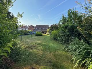 <p><strong>INSTAPKLARE GEZINSWONING</strong> met <strong>INPANDIGE GARAGE</strong> en diepe tuin op wandelafstand van <strong>WINKELS, SCHOLEN EN HET STATION VAN OUDENAARDE</strong>. Deze energiezuinige woning met <strong>EPC-LABEL B</strong>, <strong>CONFORME ELEKTRICITEIT</strong>, centrale verwarming op gas, <strong>REGENPUT</strong> en <strong>ZONNEPANELEN</strong> biedt modern wooncomfort zonder zorgen. Via de inkomhal met gastentoilet kom je in de lichtrijke leefruimte met gezellige zithoek en eetplaats, naadloos verbonden met de <strong>OPEN, VOLLEDIG UITGERUSTE KEUKEN</strong> en praktische berging met wasplaats. Boven bevinden zich <strong>DRIE VOLWAARDIGE SLAAPKAMERS</strong>, een <strong>DRESSING</strong>, extra berging en een badkamer met ligbad, douche en tweede toilet. De inpandige garage zorgt voor extra comfort en veiligheid. Buiten geniet je van een <strong>OVERDEKT TERRAS MET ZICHT OP EEN VERZORGDE, KLEURRIJK AANGELEGDE TUIN</strong> met gazon en tuinberging. Dankzij de <strong>CENTRALE LIGGING NABIJ DE N60</strong> richting Ronse en <strong>GENT</strong> én het <strong>RECREATIEDOMEIN DEN DONK</strong> woon je hier rustig én centraal.</p>

<p><br />Onmiddellijk beschikbaar!<br /><br />Adres: Kortrijkstraat 27B te Oudenaarde (Bevere)<br /><br />Geen renovatieplicht; P-score: A, G-score: A</p>