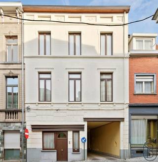 In het CENTRUM gelegen grote karaktervolle woning met dakterras en 20 zonnepanelen. . INDELING woning: ruime inkom en een bureau, op het 1ste verdiep: gezellige leefruimte met keuken, groot terras van 60m², en toilet. Op de 2de verdieping hebben we 3 slaapkamers, een ruime badkamer en een dressing. Handige grote zolder met extra mogelijkheden: extra kamer of hobbyruimte. EPC C.