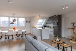 Mooi dakappartement met een groot zonneterras (31m²) in Wintam nabij de Schelde bestaande uit: inkomhal, apart toilet, ruime lichtrijke woonkamer...
