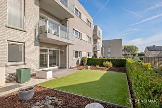 <p><strong>Ligging</strong><br />In het hart van Stasegem (Harelbeke), aan de Reinaertstraat, vinden we dit charmante gelijkvloerse appartement. De woning is gelegen in een rustige woonwijk en geniet dankzij haar uitstekende ligging van een vlotte bereikbaarheid. Winkels, horeca, scholen en openbaar vervoer bevinden zich allemaal in de nabije omgeving. Een ideale locatie voor wie rustig wil wonen, maar toch alles binnen handbereik wenst te hebben.<br /><br /><strong>Indeling</strong><br />Het appartement beschikt over een inkomhal met gastentoilet en een praktische berging/wasplaats. Vervolgens komen we in de lichtrijke leefruimte, die dankzij de grote raampartijen geniet van een aangename natuurlijke lichtinval. De volledig ingerichte keuken is voorzien van een vaatwasser, oven, koelkast en keramische kookplaat.<br /><br />Verder beschikt het appartement over twee ruime slaapkamers en een badkamer met ligbad, aparte douche en lavabomeubel.<br />Een absolute troef is het ruime, zuidgerichte terras met aansluitende, met kunstgras aangelegde tuin. Hier kan je heerlijk genieten van de buitenruimte zonder intensief onderhoud.<br /><br /><strong>Technisch</strong><br />Het appartement beschikt over centrale verwarming op aardgas en heeft een EPC-label B. De woning is beschikbaar vanaf akte. Een garage is inbegrepen in de prijs.<br /><br /><strong>Troeven</strong></p>

<ul>
	<li>Gelijkvloers appartement</li>
	<li>2 ruime slaapkamers</li>
	<li>Zuidgericht terras en onderhoudsvriendelijke tuin</li>
	<li>Garage inbegrepen</li>
	<li>EPC-label B</li>
</ul>

<p><br /><strong>Contact</strong><br />Interesse in dit instapklare appartement in Harelbeke? Neem gerust contact op met Cedrik via 0472 66 56 64 of cedrik@real-immo.be voor meer informatie of een bezoek.</p>