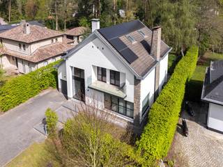 <p><strong>In de prestigieuze Kasteeldreef in Schilde bevindt zich deze vrijstaande villa op een mooi perceel van 1.100 m². De woning combineert een rustige, groene woonomgeving met een ruime indeling en veel natuurlijk licht, wat zorgt voor een aangename en comfortabele leefervaring.</strong></p>
<p><strong>Wonen met veel licht en warmte</strong><br />De inkom leidt je naar een verzorgde leefruimte waar de zithoek met open haard meteen voor sfeer zorgt. Aansluitend ligt de eetplaats met zicht op de tuin, waar grote glaspartijen zorgen voor een open en lichte beleving.</p>
<p><strong>Functionele en ruime keuken</strong><br />De keuken is royaal ingericht en biedt alle ruimte om te koken en samen te eten, met plaats voor een gezellige ontbijthoek of familietafel.</p>
<p><strong>Ruimte voor het hele gezin</strong><br />Op de 1e verdieping bevinden zich 5 slaapkamers en 2 badkamers die praktisch en comfortabel zijn ingedeeld, telkens voorzien van dubbele wastafel en douche- en badfaciliteiten.</p>
<p><strong>Veelzijdige bovenste verdieping</strong><br />De zolder van ongeveer 50 m² kan volledig worden ingevuld naar eigen noden, zoals een bureau, speelruimte of extra slaapkamer.</p>
<p><strong>Buitenleven in alle rust</strong><br />De tuin rondom de woning biedt een groen en privatief kader met een ruim terras om in alle rust te genieten. Een aparte garage zorgt voor extra gebruiksgemak.</p>
<p><strong>Pluspunten op een rij</strong><br />– Rustige ligging in Schilde<br />– Gerenoveerd in 2003<br />– Vernieuwde gevel in 2013<br />– Zonnepanelen<br />– 5 slaapkamers met extra zolderruimte</p>
<p><span>Voor meer informatie of een bezoek, contacteer Amparo via Amparo@reds.be of via 0478 68 29 86.</span></p>