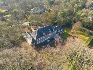 Deze karaktervolle en uitzonderlijk ruime villa, gebouwd in 1990, is gelegen op een absolute toplocatie in ’s-Gravenwezel, op een prachtig perceel...