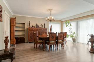 Ontdek deze woning tijdens de Power-sale zaterdag 31/10 van 11u tot 12u , maak nu jouw afspraak! <br /><br />Op een uitstekende locatie in een rustige, residentiële buurt te Vichte bevindt zich deze ruime en stevig gebouwde gezinswoning met veel potentieel. De woning beschikt over 4 slaapkamers, een inpandige garage en een zonnige, aangename tuin op een totaal perceel van ca. 526m². Een unieke kans voor wie op zoek is naar een vrijstaand huis met ruimte om te wonen en te groeien. <br /><br />Het huis kent een centrale ligging: u geniet van een vlotte bereikbaarheid naar lokale winkels, bakkers en slagerijen, en bevindt zich op slechts enkele minuten van de E17.<br /><br />Binnenin geniet u van een lichtrijke leefruimte en een stevige constructie die de ideale basis vormen om de woning verder naar eigen smaak te moderniseren. <br /><br />INDELING<br /><br />Gelijkvloers:<br />Inkomhal met gastentoilet - ruime aparte bureau - lichtrijke en ruime leefruimte - keuken - terras - tuin - inpandige garage met wasplaats en kelder<br /><br />Eerste verdieping:<br />Slaapkamer 1 - slaapkamer 2 - badkamer (bad, douche, toilet, lavabo)<br /><br />Tweede verdieping:<br />Slaapkamer 3 - slaapkamer 4 - zolder<br /><br />ALGEMEEN<br /><br />- Rustig gelegen in een residentiële wijk <br />- Rolluiken overal (deels elektrisch)<br />- 4 ruime slaapkamers<br />- Inpandige garage met sectionale poort<br />- Nabij winkels, horeca, zwembad, belangrijke invalswegen en E17<br /><br />Interesse in deze woning? Maak dan zeker uw afspraak via 0472 18 64 20 of matisse.vandererven@dewaele.com.<br /><br />De eigendom wordt aangeboden via de Power-sale formule. Op 31/10/2026 tussen 11:00 en 12:00 kan u het huis op afspraak komen bezichtigen en een bod uitbrengen. De vermelde prijs is een instelprijs. Voor meer info, gelieve contact op te nemen met de dossierverantwoordelijke.<br /><br />Dit pand is onderworpen aan de renovatieverplichting van de Vlaamse overheid voor residentiële gebouwen (behoudens bij sloop binnen 5 jaar na de aankoop). Consulteer voor meer informatie de website van het Vlaams Energie- en Klimaatagentschap via https://www.vlaanderen.be/een-woning-kopen/renovatieverplichting-voor-residentiele-gebouwen<br /><br />Bestuursmaatregelen in het maatregelenregister: in aanvraag<br /><br />Deze AI-visualisaties zijn bedoeld als inspiratie. Er werd geen rekening gehouden met technische specificaties, stedenbouwkundige voorschriften of de concrete mogelijkheden tot realisatie.