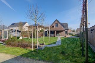 <p>Deze ruime, energiezuinige woning, is gelegen nabij het centrum van Nijlen. Op de gelijkvloerse verdieping bevinden zich een inkomhal met apart toilet, een leefruimte, een ruime keuken, een badkamer, een berging en nog 2 ruimtes die perfect dienst kunnen doen als home-office of praktijkruimte. Op de eerste verdieping zijn op dit moment 2 slaapkamers aanwezig en een afgewerkte ruimte die op dit moment als zolder gebruikt wordt. Deze verdieping biedt de ruimte om 4 slaapkamers te creëren en een extra badkamer. De tuin is zuidwestelijk geörienteerd, en is voorzien van bijgebouw, serre en zwemvijver. Het perceel is ook langs de Breugelhoevestraat toegankelijk via 2 schuifpoorten die toegang geven tot de parkeerplaatsen. Deze woning beschikt verder over alle moderne technieken: verwarming op warmtepomp, zonnepanelen, thuisbatterij, geboorde waterput,... Maak snel uw afspraak! </p>