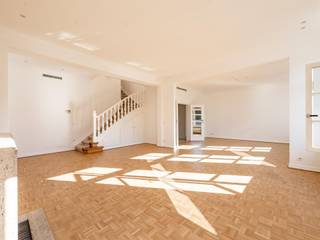 Dit elegante duplex penthouse is ideaal gelegen in de besloten en beveiligde woongemeenschap Square du Bois. Het appartement beschikt over een...