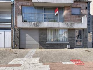 Dit charmante appartement in Sijsele biedt een comfortabele en lichte woonruimte met twee kamers. Dankzij de gunstige ligging geniet u hier van een aangename sfeer en tal van voorzieningen binnen handbereik. Deze woning is ideaal voor wie op zoek is naar een perfecte combinatie van rust en gemak.<br /><br />Het appartement beschikt over een praktische indeling met veel natuurlijk licht, waardoor het een warme en uitnodigende plek is om thuis te komen. De twee kamers kunnen naar eigen wens worden ingericht, zodat u het helemaal kunt aanpassen aan uw levensstijl. Bovendien is er mogelijkheid voor een gezellige buitenruimte bij het pand.<br /><br />Door de centrale ligging in Sijsele bent u snel verbonden met nabijgelegen steden en belangrijke uitvalswegen. Dit maakt het appartement aantrekkelijk voor gezinnen en pendelaars die comfort en bereikbaarheid waarderen. Een ideale plek om comfortabel te wonen en te genieten van het dagelijkse leven.<br /><br />Kosten: €12 forfait (jaarlijks geïndexeerd)