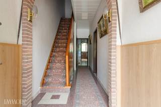<h2><span>Toplocatie met alle voorzieningen binnen handbereik</span></h2><p><span>Deze ruime woning is centraal gelegen nabij winkels, scholen, openbaar vervoer en belangrijke invalswegen. Dankzij deze gunstige ligging geniet u van een uitstekende bereikbaarheid en bevinden alle dagelijkse voorzieningen zich op korte afstand. Een ideale locatie voor gezinnen, pendelaars en iedereen die comfortabel wil wonen met alles binnen handbereik.</span></p><h2><span>Ruime indeling met verrassend veel mogelijkheden</span></h2><p><span>Bij het betreden van de woning komen we terecht in een ruime inkomhal die toegang biedt tot de verschillende leefruimtes op het gelijkvloers. De lichtrijke woonkamer vormt samen met de aangrenzende eetkamer een aangename plek om te ontspannen en gezellige momenten door te brengen met familie en vrienden. De ingerichte keuken biedt alle basiscomfort en kan naar eigen smaak verder gemoderniseerd worden.</span></p><p><span>Verder beschikt het gelijkvloers over een slaapkamer en een badkamer uitgerust met een ligbad en lavabo. Hierdoor biedt de woning eveneens mogelijkheden voor wie gelijkvloers wil wonen of nood heeft aan extra flexibiliteit in de indeling.</span></p><p><span>Vanuit de woning heeft u toegang tot de gezellige stadstuin, een aangename buitenruimte waar u in alle rust kunt genieten van een zonnige dag, een gezellige barbecue of een moment van ontspanning.</span></p><p><span>Via de traphal bereiken we de eerste verdieping. Hier bevinden zich een tweede leefruimte, een keuken en een badkamer. Deze verdieping biedt interessante mogelijkheden voor grotere gezinnen, kangoeroewonen, een zelfstandige activiteit of een combinatie van wonen en werken.</span></p><p><span>Op de bovenste verdieping treffen we de overige slaapkamers aan. Dankzij de royale ruimte biedt deze woning voldoende plaats voor een groot gezin of voor wie extra kamers wenst in te richten als bureau, hobbyruimte of dressing.</span></p><h2><span>Een woning boordevol potentieel</span></h2><p><span>Deze eigendom beschikt over een solide basis en een bijzonder ruime indeling. Mits de nodige renovatie- en moderniseringswerken kan deze woning worden omgevormd tot een hedendaagse en comfortabele thuis die volledig aansluit bij uw eigen woonwensen.</span></p><p><span>Bent u op zoek naar een woning met veel ruimte, diverse indelingsmogelijkheden en een centrale ligging? Dan is dit pand zonder twijfel een bezoek waard. Ontdek zelf de mogelijkheden tijdens een plaatsbezoek en laat u verrassen door het potentieel dat deze woning te bieden heeft.</span></p>