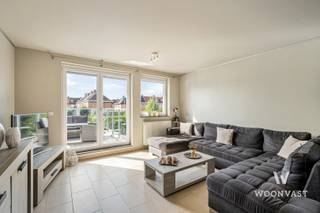 BEZOEKMOMENT: VRIJDAG 09/10 17u-19u (ENKEL OP AFSPRAAK)<br /><br />Hou je van alle gemakken op wandel- of fietsafstand? Dit instapklare appartement, gebouwd in 2016, ligt vlakbij het centrum van Lokeren, met de bushalte op wandelafstand en het station op slechts enkele minuten fietsen. Top-ligging dus!<br /><br />Je komt binnen en loopt meteen door naar de gezellige leefruimte met open keuken is uitgerust met alle voorzieningen. De leefruimte geeft uit op het zonnige terras, ideaal om van te genieten. De 2 volwaardige slaapkamers bieden voldoende ruimte en comfort. De badkamer is voorzien van ligbad, toilet en spoelbak. Een aparte berging in het appartement zorgt voor extra opbergruimte.<br /><br />Het gebouw beschikt over een lift en een gemeenschappelijke fietsenberging. Een ondergrondse staanplaats en super ruime berging is verplicht mee aan te kopen voor €20.000.<br /><br />✅ Vlakbij centrum Lokeren<br />✅ Station op enkele minuten fietsen, bushalte op wandelafstand<br />✅ Bouwjaar 2016, lichtrijk en modern<br />✅ 2 volwaardige slaapkamers<br />✅ Badkamer met ligbad, toilet & spoelbak<br />✅ Zonnig terras<br />✅ Lift + gemeenschappelijke fietsenberging<br />✅ Conforme elektriciteit, rolluiken overal<br />✅ EPC A Label<br />✅ Garage + berging verplicht mee aan te kopen (€20.000)<br /><br />Een instapklaar appartement met alle troeven, plan snel een bezoek!<br /><br />📩 gilles@woonvast.be — 📞 0491 94 95 38 — 🌐 www.woonvast.be