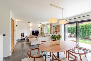 Gelegen nabij het centrum van Deurle, treffen we deze lichtrijke, instapklare halfopen bebouwing aan. Het huis heeft de volgende indeling:...