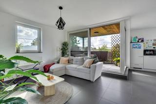 MODERN, ENERGIEZUINIG APPARTEMENT IN HOUTHALEN-OOST<br /><br />Dit ruime appartement is gelegen langs de Weg naar Zwartberg in Houthalen-Oost, langs de Okay en schuin tegenover een Carrefour. Ook andere voorzieningen zoals scholen, restaurants en de oprit van de E314 zijn van hieruit zeer vlot bereikbaar.<br /><br />Het appartement is gelegen op de eerste verdieping (geen lift) en kan dankzij haar ligging aan de zijkant van het gebouw kan u genieten van veel lichtinval. Het leefgedeelte ligt aan de rustige achterzijde omvat een ruim leefgedeelte van meer dan 35 m² bestaande uit uit een keuken, een eetplaats en een gezellige zithoek. Van hieruit heeft u toegang tot het zuidelijk georiënteerde en overdekte terras.<br /><br />Voorts is het appartement voorzien van 2 slaapkamers, een nachtgang, inkomhal, gastentoilet, badkamer en een wasplaats/berging. In de kelderverdieping is er bovendien een privatieve kelderberging voorhanden en uw wagen kan u stallen op uw ondergrondse autostaanplaats. Ook is er in de kelderverdieping een gemeenschappelijke fietsenberging, bezoekers kunnen hun wagen dan weer parkeren op de parking voor het gebouw.<br /><br />Enkele TROEVEN van dit appartement opgelijst:<br /><br />+ Recent, modern appartement<br />+ Energiezuinig: EPC-label A<br />+ Geen gemeenschappelijke, maandelijkse kosten<br />+ Zuidelijk georiënteerd, overdekt terras<br />+ Aankoop aan 2% registratierechten mogelijk (voor de rechthebbenden)<br />+ Ideaal als investering: reeds verhuurd (bruto huurrendement 3,12% )<br />+ Autostaanplaats en kelderberging inbegrepen<br />+ Gemeenschappelijke fietsenberging<br />+ Goed onderhouden + instapklaar<br />+ Elektriciteit is goedgekeurd<br />+ Toplocatie nabij winkels en scholen<br /><br />Kortom, een modern, energiezuinig appartement op een centrale locatie in Houthalen-Oost. Meer info? Contacteer Maarten Delbroek via maarten@vestio.com of bel naar 0471/034804.<br /> 