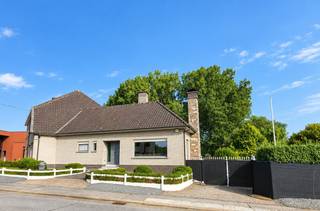 ZAT 26/9 – 1<sup>STE</sup> BEZOEKDAG OP AFSPRAAK BEL 0488.85.81.84 Exclusief landhuis op 2.917 m² met dubbele garage, prachtig zicht over de velden en optimale privacy.<br />Dit bijzonder ruime landhuis geniet van een prachtige, zeer landelijke ligging met open uitzicht over de omliggende velden. De groene omgeving, de ruimte rondom de woning en de uitstekende privacy zorgen voor een unieke woonbeleving. Met een bewoonbare oppervlakte van 215 m², vijf slaapkamers, twee badkamers, twee ruime zolderverdiepingen en een dubbele garage biedt deze eigendom bijzonder veel wooncomfort.<br />De gelijkvloerse verdieping verwelkomt u via een ruime inkomhal en beschikt over een gezellige woonkamer met massieve eiken parket en een inbouwcassette op hout. Aansluitend bevindt zich de ingerichte keuken. Verder zijn er op deze verdieping drie slaapkamers, een badkamer met ligbad en douche, een praktische berging en een apart toilet. Hierdoor is gelijkvloers wonen perfect mogelijk.<br />Op de verdieping bevinden zich nog twee ruime slaapkamers, een dressing met inbouwkasten en een tweede badkamer met douche en toilet. Daarnaast beschikt de woning over twee royale inrichtbare zolderruimtes, waarvan één bereikbaar is via een vaste trap. Beide zolders zijn geïsoleerd en voorzien van elektriciteit.<br />De woning werd doorheen de jaren zorgvuldig onderhouden en op verschillende vlakken aangepast. Zo werden onder meer isolatiewerken uitgevoerd, koperen dakgoten geplaatst en diverse technische en esthetische verbeteringen aangebracht. De elektrische installatie is conform gekeurd tot 2044.<br />Buiten komt het landelijke karakter van deze eigendom volledig tot zijn recht. De zuidoostgerichte tuin met terras geniet van veel privacy en een prachtig uitzicht over de velden. De aangelegde oprit in kasseien en de smeedijzeren hekken geven het geheel extra cachet. De dubbele garage biedt plaats aan twee wagens en daarnaast is er uitzonderlijk veel parkeergelegenheid op eigen terrein.<br />De woning wordt verwarmd via centrale verwarming op stookolie en beschikt eveneens over een inbouwcassette op hout. Aardgas is beschikbaar voor de deur en ook een alarminstallatie is aanwezig.<br />Een karaktervolle eigendom voor wie op zoek is naar ruimte, privacy, een prachtige groene omgeving en een uitgesproken landelijke woonbeleving.<br /> Voor meer inlichtingen of een afspraak op de kijkdag bel. 0488 85 81 84.<br /><br /><br /><br />