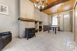 In de Moenaardestraat te Watou vinden deze ruime te renoveren woning met inpandige garage.De woning is slechts 150 meter gelegen van de markt...