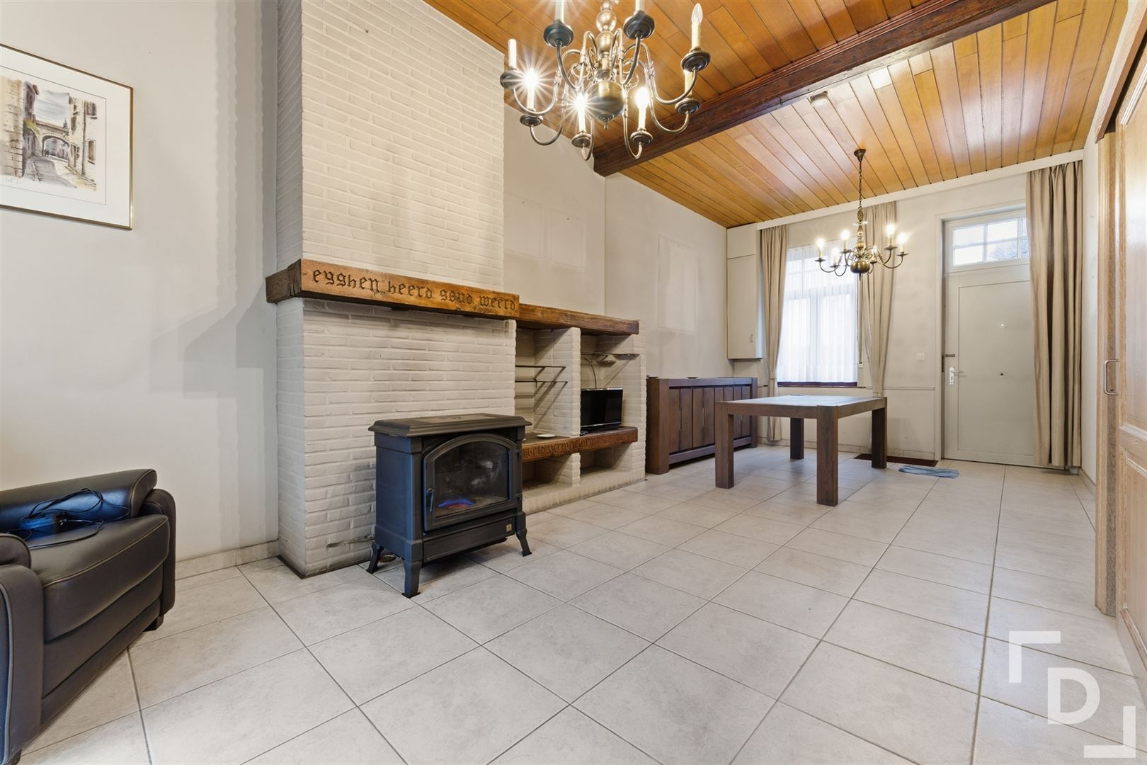 Te renoveren woning met inpandige garage in centrum Watou - foto 2