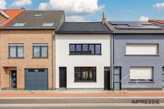 <h2><span>Te renoveren woning met ruime tuin en uitbreidingsmogelijkheden te Schelle</span></h2><p><span>Bent u op zoek naar een woning die u volledig naar eigen smaak en wensen kan renoveren? Dan is deze woning in de Steenwinkelstraat 99 te Schelle zeker een bezoek waard.</span></p><p><span>De woning beschikt over een bewoonbare oppervlakte van </span><span>150 m²</span><span> en is gelegen op een perceel van </span><span>329 m²</span><span>. Dankzij de ruime indeling, de diepe tuin en de bijkomende mogelijkheden achteraan vormt deze woning een interessante basis voor wie op zoek is naar een renovatieproject met potentieel. Op het gelijkvloers bevinden zich de woon- en eetkamer, een geïnstalleerde keuken, een badkamer met ligbad en een afzonderlijk toilet. Op de eerste verdieping zijn er </span><span>2 ruime slaapkamers</span><span>. Daarnaast beschikt de woning over een ruime zolder die nog verder kan worden ingericht en zo bijkomende mogelijkheden biedt. Een belangrijke troef is de </span><span>vergunde achterbouw</span><span>. Deze is momenteel niet ingericht als volwaardige woonruimte, maar biedt interessante mogelijkheden om de woning verder uit te breiden of opnieuw in te delen. Aansluitend bevindt zich de ruime en diepe tuin, waar u volop de mogelijkheid heeft om een aangename buitenruimte te creëren. De woning is voorzien van </span><span>centrale verwarming op gas</span><span>. In de achterbouw bevindt zich tevens een voormalige mazouttank. Deze is leeg en niet meer in gebruik, maar werd nog niet gereinigd. Er is geen attest van buitengebruikstelling aanwezig.</span></p><p><span>De woning vraagt renovatie en modernisering, maar biedt dankzij de beschikbare ruimte, de vergunde achterbouw en het ruime perceel heel wat mogelijkheden om hier een </span><span>hedendaagse gezinswoning</span><span> van te maken.</span></p><p><span>Troeven van deze woning:</span></p><ul><li><span>Ruime zolder met verdere inrichtingsmogelijkheden</span></li><li><span>Vergunde achterbouw met uitbreidingsmogelijkheden</span></li><li><span>Ruime en diepe tuin</span></li><li><span>Tal van mogelijkheden naar renovatie en indeling</span></li></ul><p><span>Bent u op zoek naar een woning met ruimte en potentieel die u volledig naar eigen wensen kan renoveren?</span></p><p><span>Contacteer ons dan vandaag nog voor meer informatie of een bezoek ter plaatse.</span></p><p><span>---------------------------------------------------------------------------------------------------------------------------------</span></p><p><span>Gratis schatting van uw eigendom? Aarzel zeker niet ons te contacteren.</span></p><p><span>Robin Van den Bergh</span><span><br /><span>robin@home4you.be</span></span><span><br />+32 468 23 19 79<br />7/7 bereikbaar</span></p>