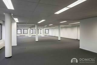 Roeselare, stadsrand: Vlot bereikbare zeer ruime open en lichtrijke kantoorruimte (307m²) met parking aan ring van RoeselareIndeling: 6,8m x 6,12m en...