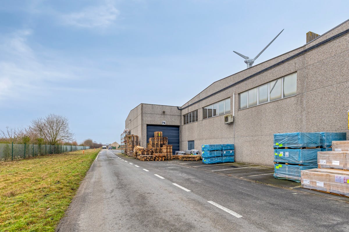 Logistiek magazijn (1.620 m²) met laadkades en kantoor (108m²). - foto 4