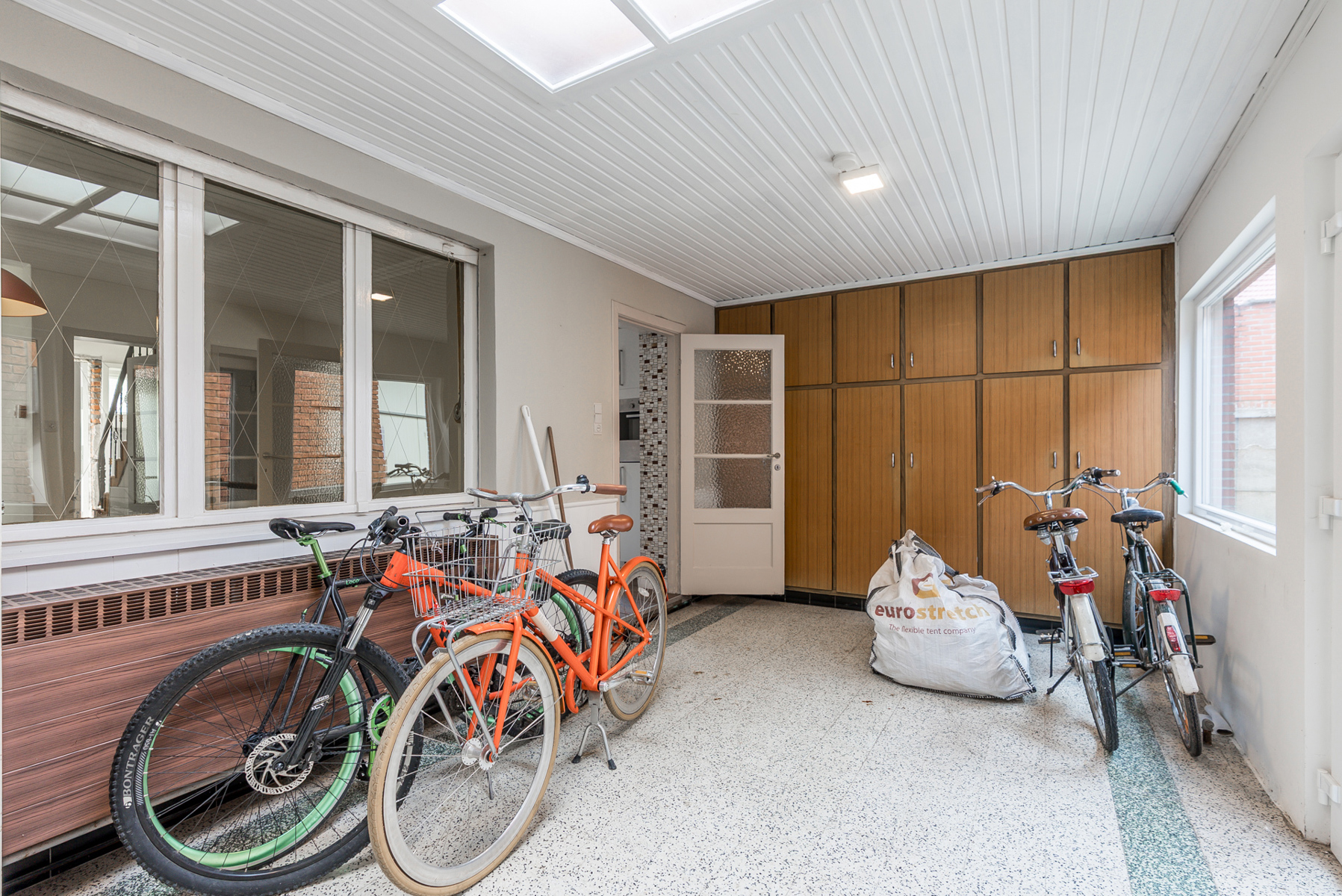 Verder op te frissen woning met hal van 140 m²! - foto 5