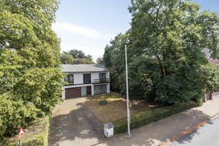 U betreedt de woning via de royale inkomhal die toegang biedt tot de open leefruimte. De bijzonder ruime en lichtrijke leefruimte vormt het hart van het huis en biedt tal van mogelijkheden voor een gezellige zithoek en een grote eetplaats. Aansluitend bevindt zich de functionele keuken met een mooi uitzicht op het groen. Verder beschikt het gelijkvloers over een eerste doucheruimte, een inpandige garage en een royale oprijlaan met heel wat parkeerplaats voor meerdere voertuigen.<br /><br />Op de eerste verdieping brengt de nachthal u naar vier volwaardige, ruime slaapkamers met veel natuurlijk licht. Hier bevindt zich tevens de tweede badkamer en aparte kamer met wastafel. <br /><br />De grootste troef van deze woning is de indrukwekkende tuin rondom, waar u een verfrissend zwembad terugvindt voor de warme zomerdagen. Verder zijn er ook bijkomend garages en een doucheruimte naast het zwembad. <br /><br />De combinatie van een groot perceel, een solide structuur en een ruime bewoonbare oppervlakte, maakt dit een unieke koop voor snelle beslissers. Mits wat modernisering maak je van dit huis een parel op toplocatie! <br /><br />Ook de ligging in Kapellen is een absolute troef. Gelegen in de gegeerde en centrale omgeving van de Rubensheide, woont u hier op een boogscheut van het centrum van Kapellen. Winkels, scholen, openbaar vervoer en belangrijke invalswegen zijn vlot bereikbaar. Een bijzonder huis te koop voor wie op zoek is naar ruimte, rust en een uitstekende bereikbaarheid.<br /><br />Interesse? Neem contact op met ons vastgoedkantoor via 03/666 66 66<br /><br />Dit pand is onderworpen aan de renovatieverplichting van de Vlaamse overheid voor residentiële gebouwen (behoudens bij sloop binnen 5 jaar na de aankoop). Consulteer voor meer informatie de website van het Vlaams Energie- en Klimaatagentschap via https://www.vlaanderen.be/een-woning-kopen/renovatieverplichting-voor-residentiele-gebouwen<br /><br />Bestuursmaatregelen in het maatregelenregister: nee