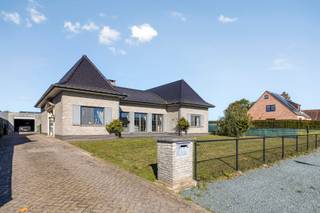 Op zoek naar een ruime gezinswoning met een prachtige tuin en tal van mogelijkheden? In Outer bevindt zich deze vrijstaande woning in bungalowstijl, gelegen op een mooi perceel van maar liefst 15 are. De woning biedt een aangename combinatie van ruimte, comfort en praktische voorzieningen. <br /><br />Via de inkomhal bereikt u de ruime, lichtrijke leefruimte, waar de gezellige houtkachel voor extra sfeer zorgt. Dankzij de grote raampartijen geniet u hier van een prachtig zicht op de omgeving. Aansluitend bevindt zich de ingerichte keuken met gezellige eetplaats. Verder beschikt de woning over drie volwaardige slaapkamers, een afzonderlijke bureauruimte en een badkamer met douche.<br /><br />Een absolute meerwaarde is de ruime veranda, die uitgeeft op de tuin en verschillende gebruiksmogelijkheden biedt. Ook aan opbergruimte is er geen gebrek dankzij de garages, bijkomende bergingen en ruime zolder. <br /><br />Buiten geniet u van een uitzonderlijk ruime tuin met open zicht, een aangenaam terras en een overdekte buitenruimte. De ideale omgeving voor gezinnen, tuinliefhebbers of wie graag geniet van rust en privacy.<br /><br />Extra troeven: <br />- zonnepanelen<br />- conforme elektriciteit<br />- warmtepomp<br />- houtkachel<br />- EPC D - geen renovatieplicht<br /><br />Deze bungalow is de ideale keuze voor wie op zoek is naar comfortabel gelijkvloers wonen, met een zee aan ruimte en tal van extra mogelijkheden! Zeker een bezoek waard! Voor meer informatie en/of een bezichtiging: 054 23 53 83 of info@localsvastgoed.be