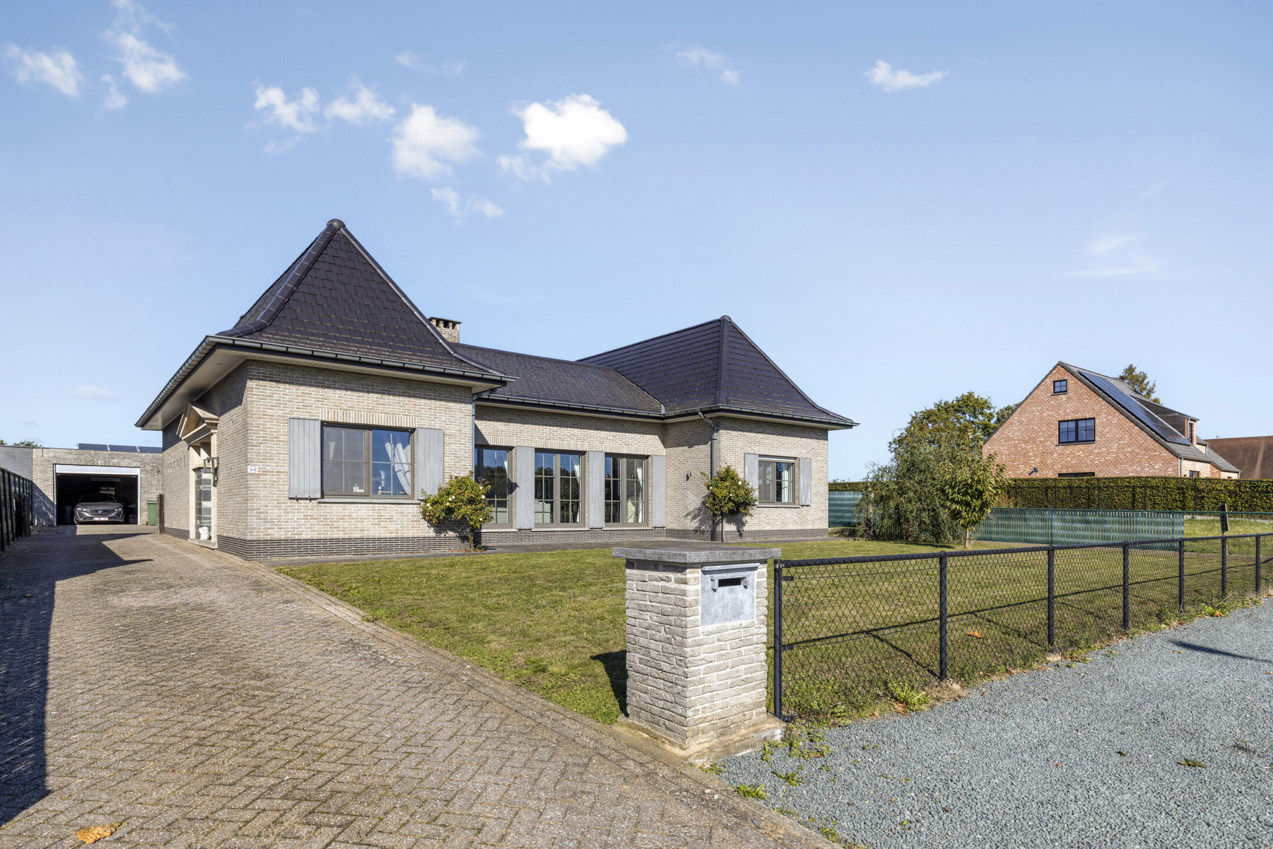 Ruime open bebouwing op 15a met prachtige tuin en garages - foto 2
