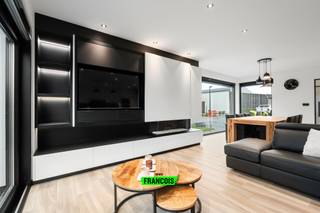 Bent u op zoek naar een recente, energiezuinige woning waar comfort, ruimte en hoogwaardige afwerking centraal staan? Dan is deze open bebouwing, gelegen in een rustige en recente verkaveling in Godveerdegem (Zottegem), zeker een bezoek waard.<br /><br />Deze instapklare woning, gebouwd in 2020, bevindt zich op een perceel van 544 m² en biedt een doordachte indeling waarbij elke ruimte optimaal werd benut dankzij talrijke maatwerk inmaakkasten.<br /><br />Op het gelijkvloers geniet u van een inkomhal met gastentoilet, een lichtrijke leefruimte met gezellige gashaard, een volledig uitgeruste keuken, berging en een praktische inpandige garage. De woning beschikt op de eerste verdieping over twee volwaardige slaapkamers, alsook over een aparte dressing, toilet en badkamer met ligbad, inloopdouche en lavabomeubel. De tweede verdieping is ingericht als derde slaapkamer. <br /><br />Dankzij de combinatie van geothermie, warmtepomp, vloerverwarming én vloerkoeling geniet u het hele jaar door van een aangenaam binnenklimaat met een laag energieverbruik. Bovendien zorgen zonnepanelen, hoogrendementsbeglazing, zonnescreens en domotica voor extra comfort en duurzaamheid.<br /><br />Ook buiten heeft deze woning heel wat te bieden. De verzorgde omheinde tuin beschikt over een ruime tuinberging die tevens dienst doet als overdekt terras, ideaal om in alle seizoenen van het buitenleven te genieten. Verder zijn er een inpandige garage en voldoende parkeergelegenheid op eigen terrein.<br /><br />Een ideale gezinswoning voor wie op zoek is naar hedendaags wooncomfort, energiezuinigheid en een rustige ligging nabij het centrum van Zottegem.<br /><br />Interesse? Contacteer ons voor meer informatie of een bezoek ter plaatse.<br /><br />