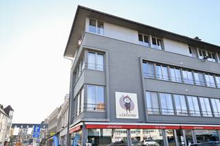 Op de hoek van de Zuidstraat en het Sint Denisplein in Residentie de 'Klinkklankerie' vinden we dit appartement terug.Indeling:Inkom (met ingebouwde...